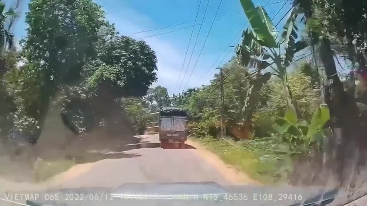 Video - Clip: Vượt ẩu ngay khúc cua, xe máy tông trực diện vào đầu xe tải