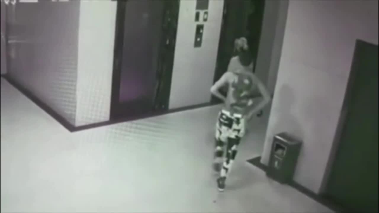 Video - Clip: Sàm sỡ gái xinh trong thang máy, tên biến thái nhận kết đắng