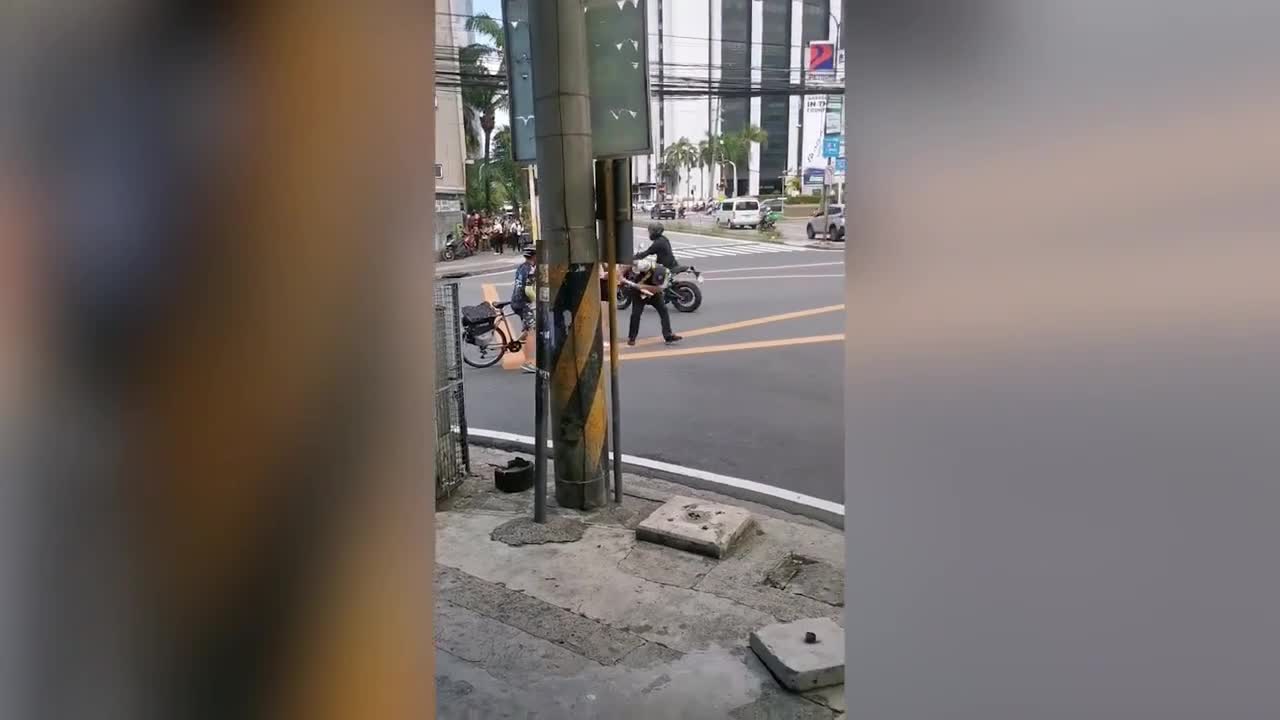 Video - Clip: Cô gái nhổ nước bọt, hung hăng tát cảnh sát ngay trên phố