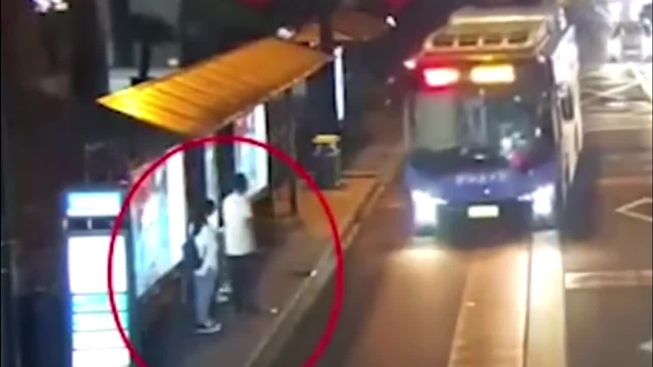 Video - Clip: Đứng chờ xe buýt, cô gái bị tên biến thái lao tới cưỡng hôn
