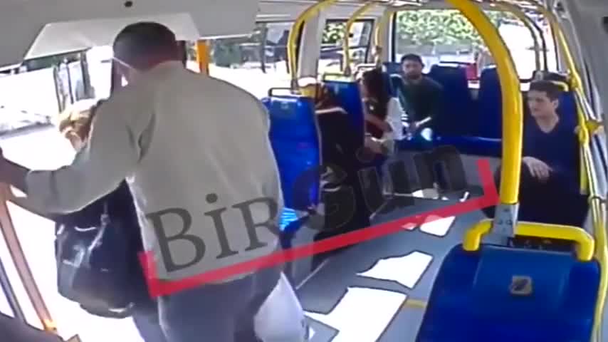 Video - Clip: Cô gái bị gã đàn ông hành hung trên xe buýt và lý do bất ngờ