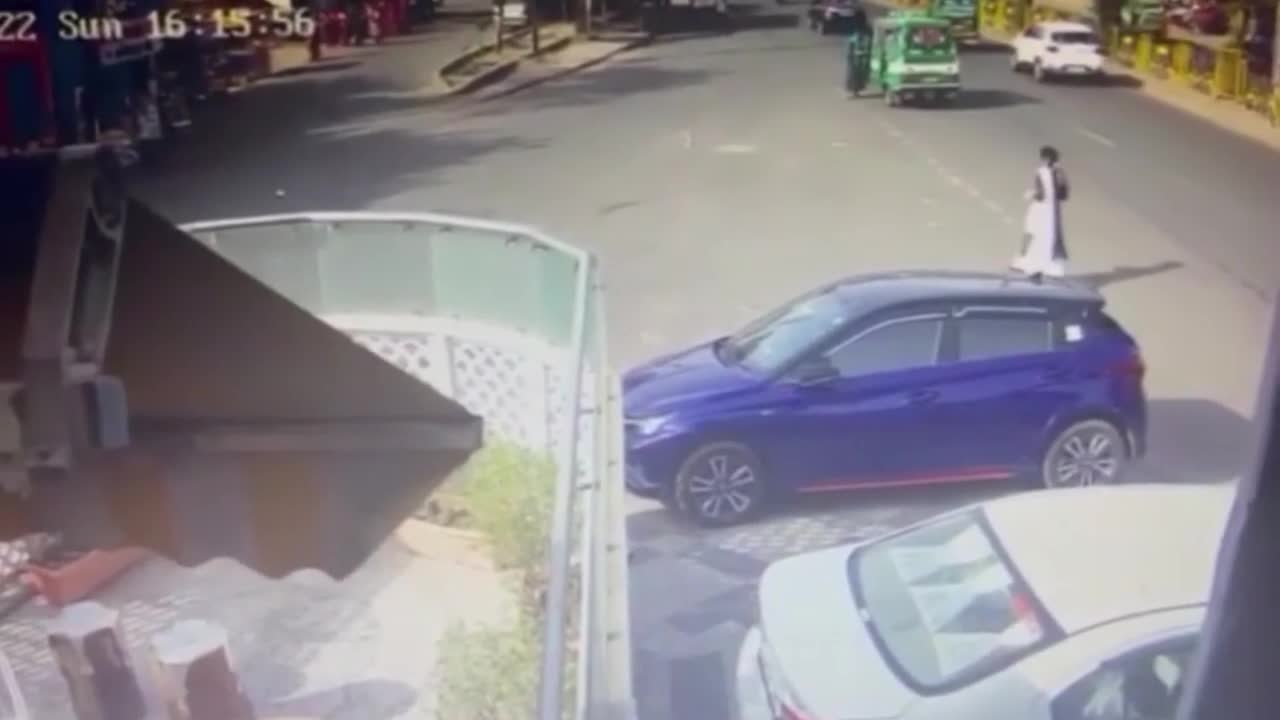 Video - Clip: Cướp táo tợn giật túi xách, kéo người phụ nữ văng khỏi xe máy