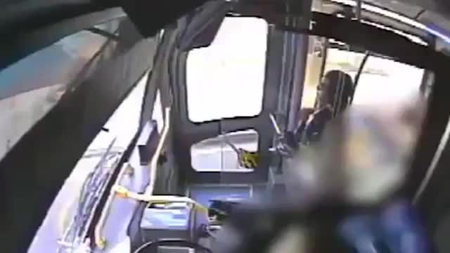 Video - Clip: Người phụ nữ hất nước tiểu vào tài xế xe buýt rồi bỏ chạy