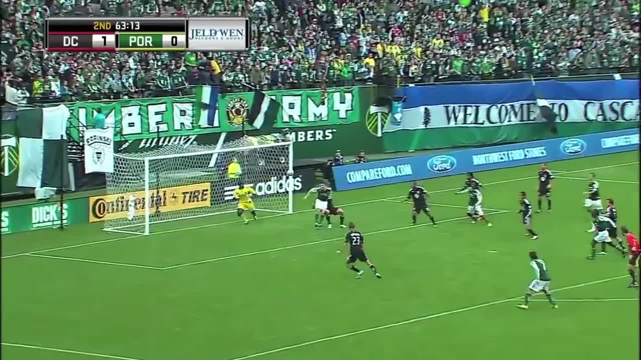 Video - Clip: Thủ môn nhận thẻ vàng sau 2 lần cản phá penalty và cái kết