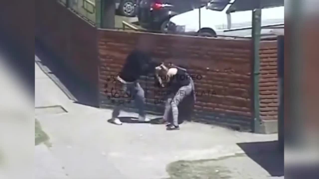 Video - Clip: Lên gối đánh bạn gái bất tỉnh trên phố, gã đàn ông nhận kết đắng