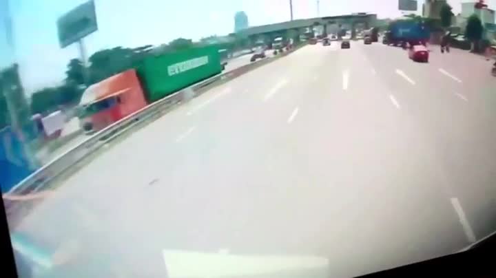 Video - Clip: Va chạm với xe buýt, ô tô con lật ngửa ở trạm thu phí