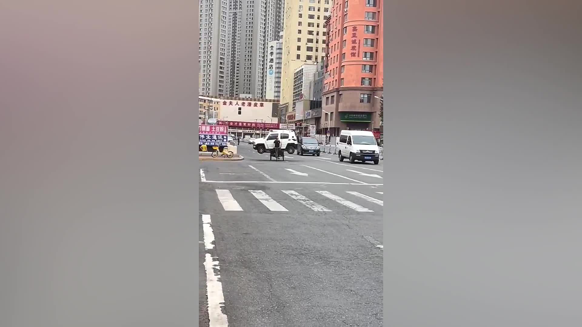 Video - Clip: Người đàn ông dùng xe 3 bánh chở ô tô bon bon trên phố