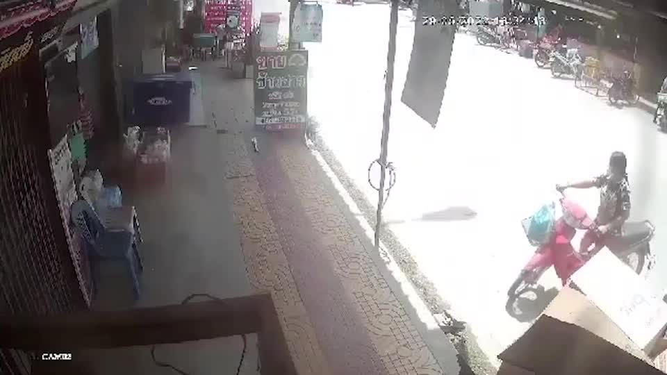 Video - Clip: Lao xe vào cửa hàng gạo, người phụ nữ hạ gục nữ nhân viên