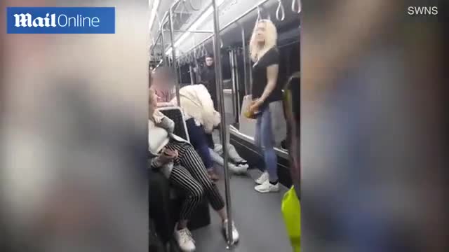 Video - Clip: Say xỉn, đôi nam nữ túm tóc rồi đấm nhau như kẻ thù trên xe buýt