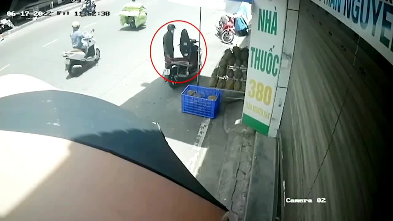Video - Clip: Trộm sầu riêng bị bắt tại trận, nam thanh niên bị đấm tới tấp