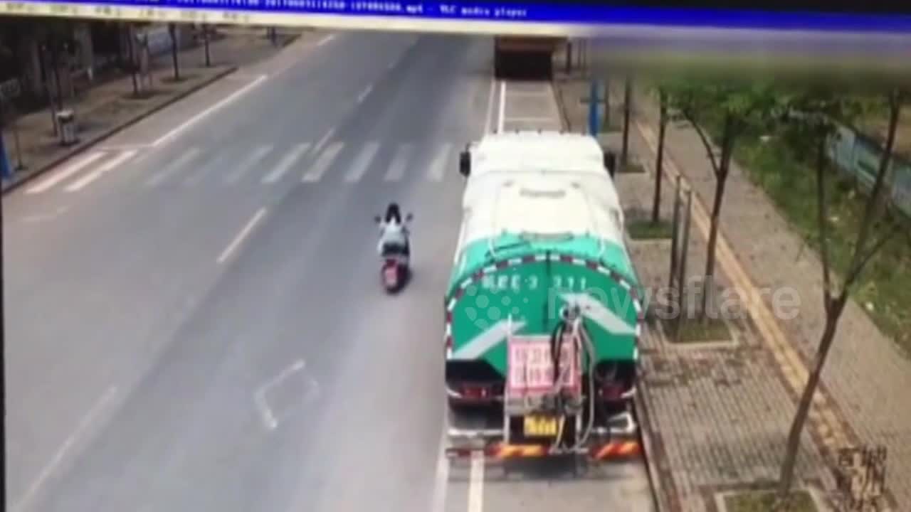 Video - Clip: Mải dùng điện thoại, cô gái tông thẳng vào đuôi xe tải