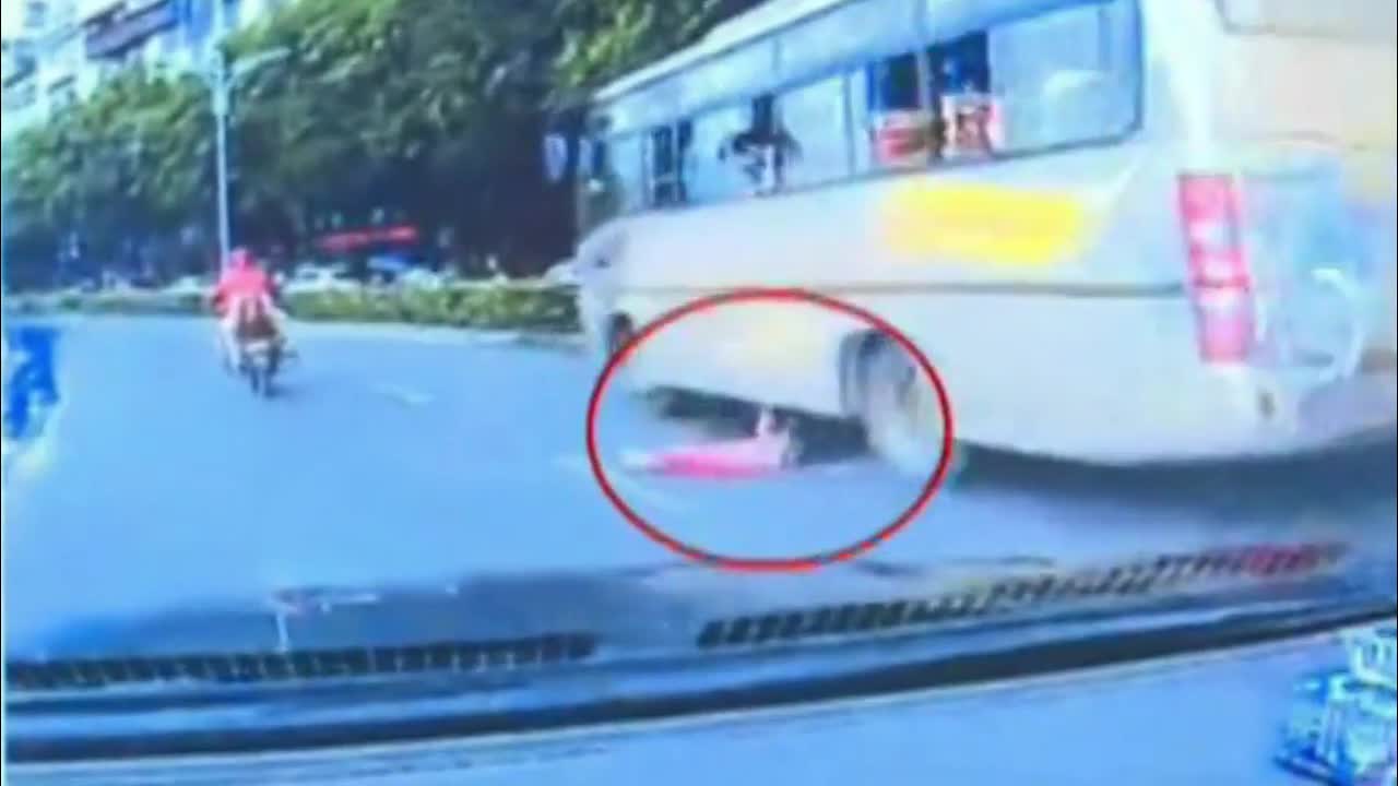 Video - Clip: Thót tim khoảnh khắc bé gái bất ngờ rơi khỏi cửa sổ xe buýt
