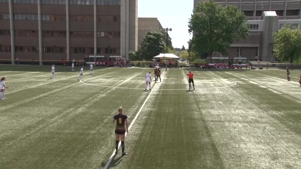 Video - Clip: Tung cú sút từ giữa sân, nữ cầu thủ ghi bàn chỉ sau 3,2 giây
