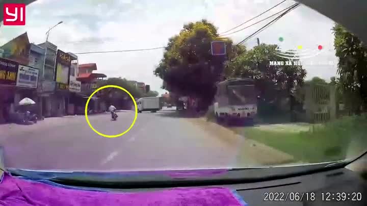 Video - Clip: Phóng tốc độ cao, xe máy tông kinh hoàng vào xe tải quay đầu