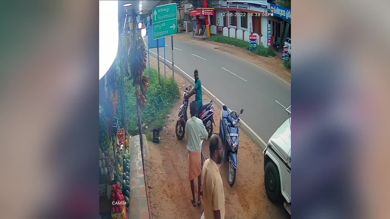 Video - Clip: Cầm dao chém cảnh sát tới tấp, gã đàn ông nhận ngay kết đắng