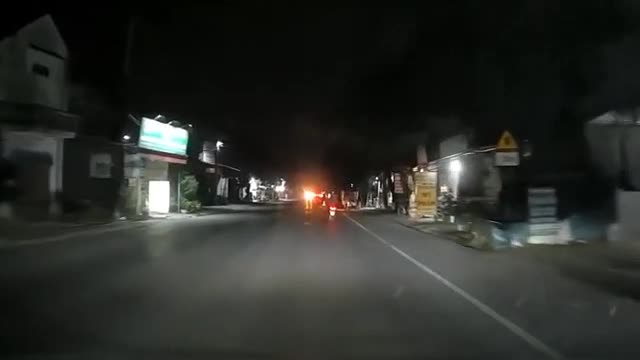 Video - Clip: Ngồi giữa đường quốc lộ, người đàn ông bị container cán tử vong