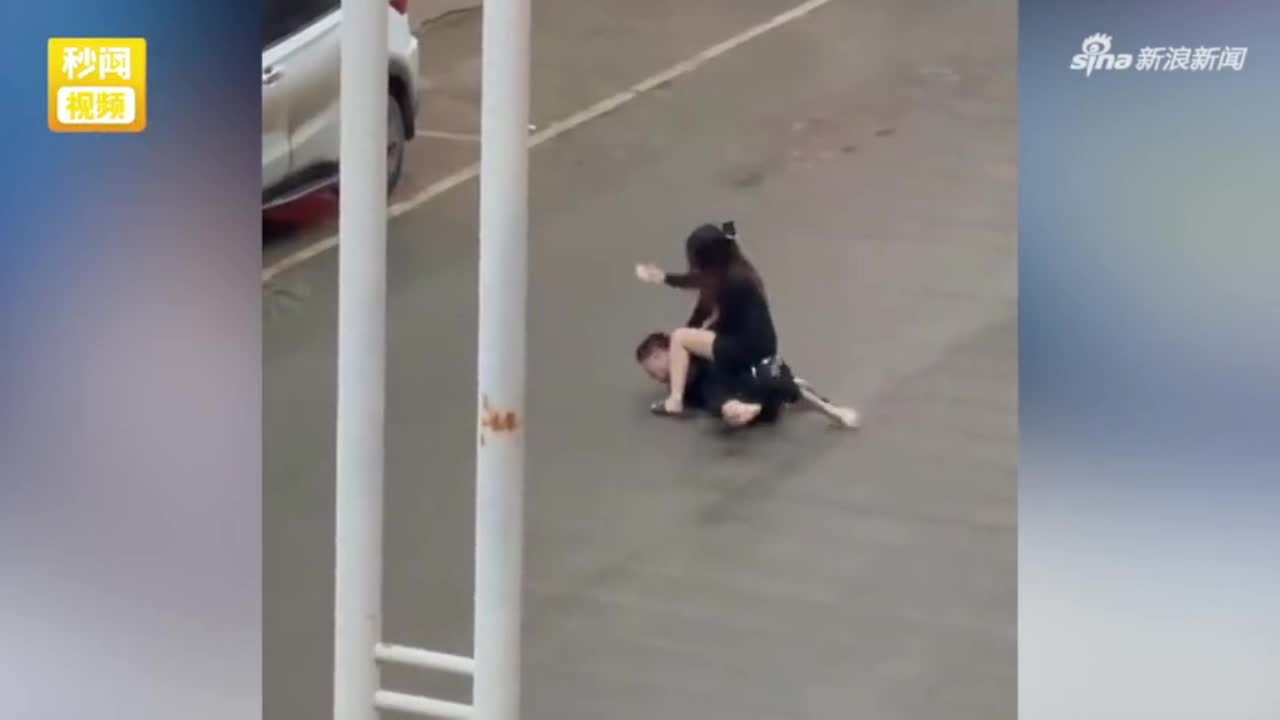 Video - Clip: Cô gái quật ngã bạn trai rồi dùng điện thoại đập tới tấp vào mặt
