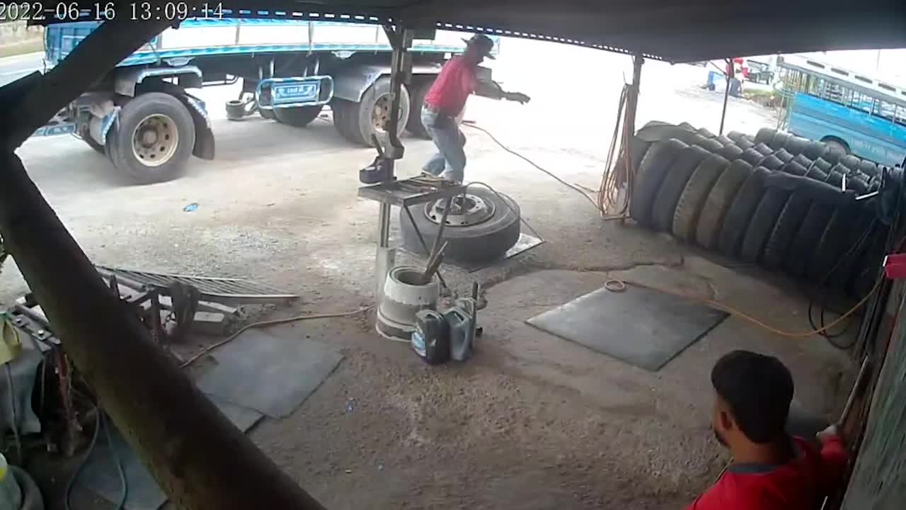 Video - Clip: Khoảnh khắc lốp ô tô phát nổ kinh hoàng trong tiệm sửa xe