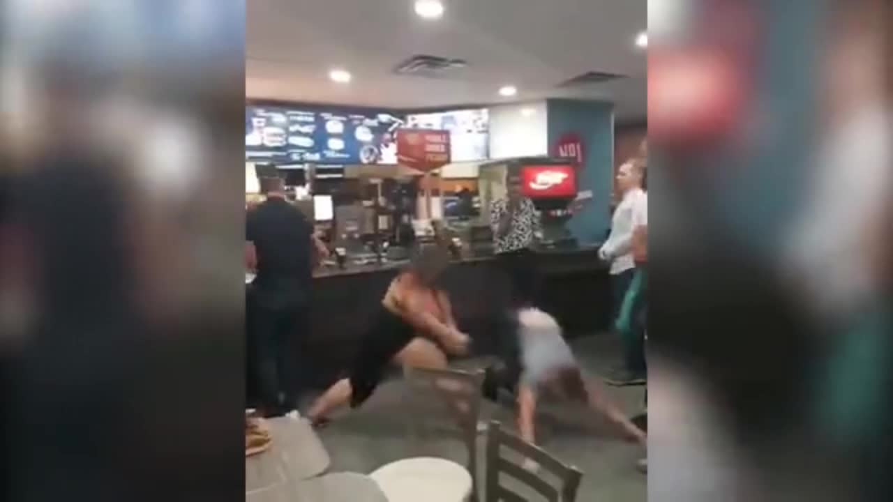 Video - Clip: Người phụ nữ tung đòn quật ngã nam thanh niên trong quán ăn