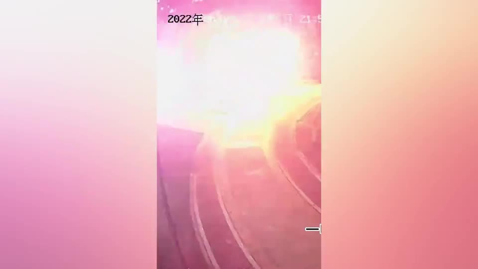 Video - Clip: Xe điện đang sạc phát nổ kinh hoàng, người phụ nữ sợ hãi bỏ chạy