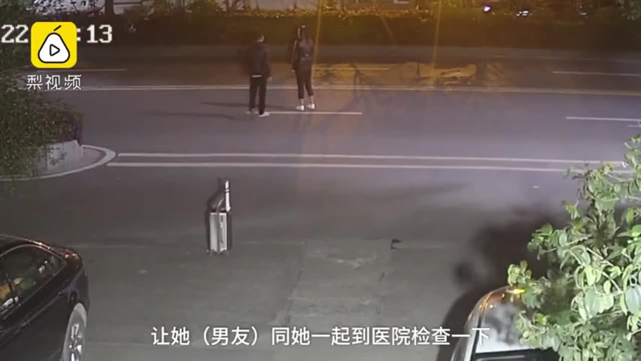 Video - Clip: Đứng cãi nhau giữa đường, đôi nam nữ bị ô tô cán trúng người