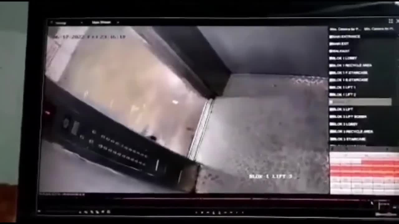 Video - Clip: Vấp ngã, người đàn ông bị trục thang máy chèn trúng chân