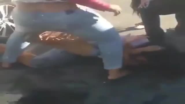 Video - Clip: Tranh cãi, 2 nữ tài xế đánh nhau tới tấp rồi lao xe vào đối thủ