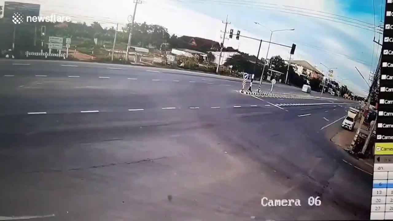 Video - Clip: Kinh hoàng cảnh ô tô vượt đèn đỏ, tông bay 2 vợ chồng đi xe máy