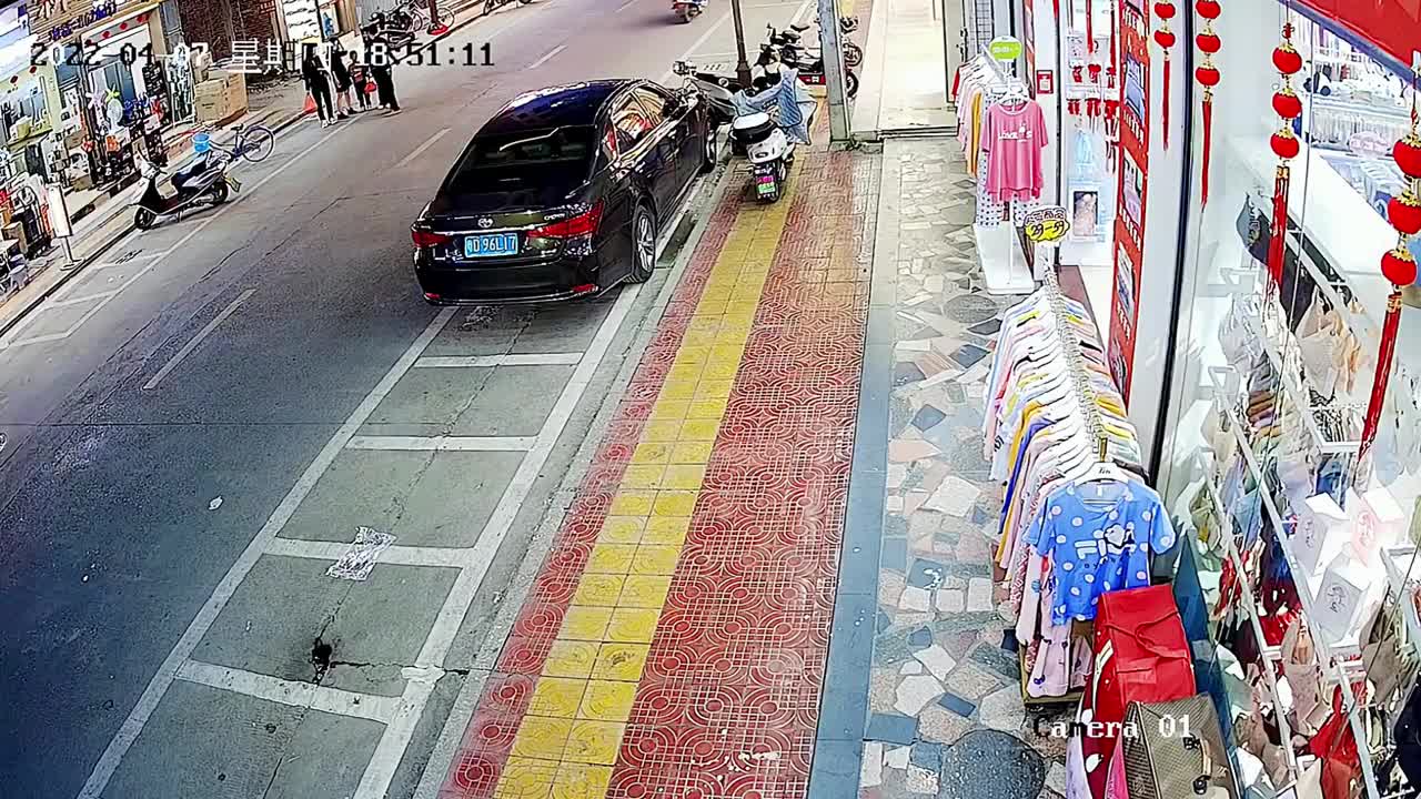 Video - Clip: Mẹ dừng xe quên tắt máy, con nhỏ vặn tay ga đâm thẳng vào ô tô