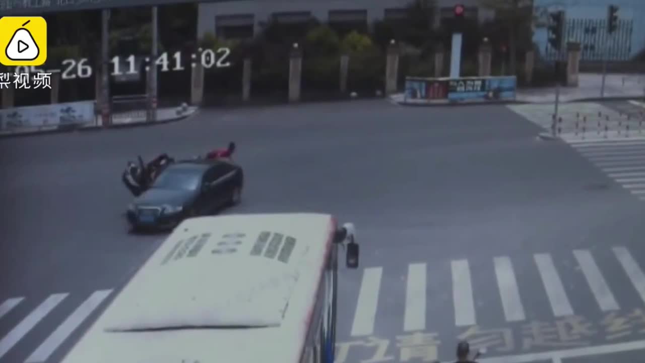 Video - Clip: Cùng vượt đèn đỏ, 2 xe máy tông trúng vào sườn ô tô