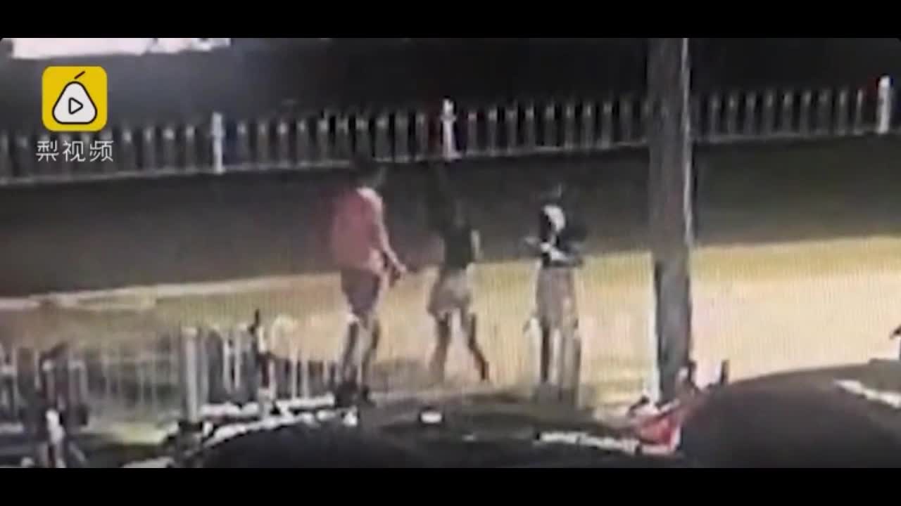 Video - Clip: Bị ngăn cản đánh bạn gái, gã đàn ông cầm dao chém người