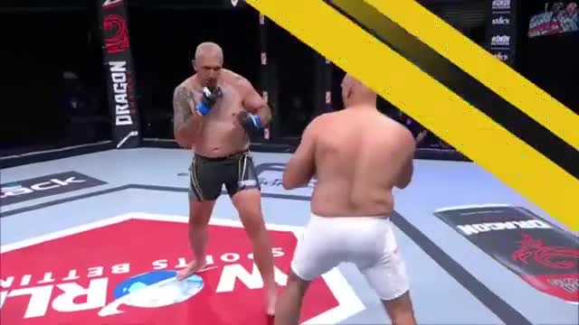 Video - Clip: Đá mạnh vào chân đối thủ, võ sĩ MMA bị gãy chân kinh hoàng