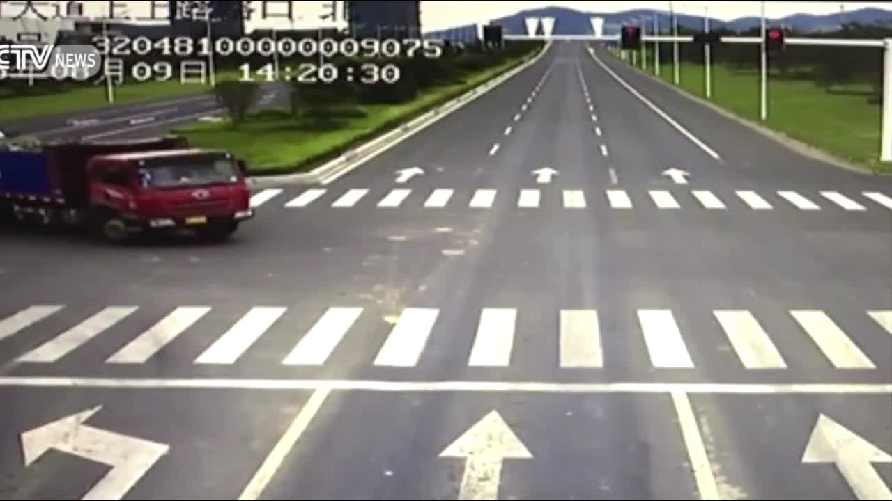 Video - Clip: Cố tình vượt đèn đỏ, ô tô lao thẳng vào gầm xe tải ở ngã tư
