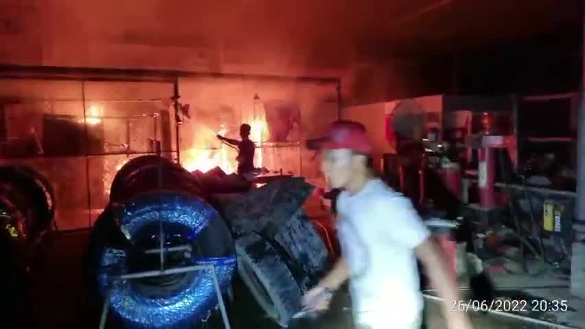 Dân sinh - VIDEO: CSGT Huế lao vào gara đang bốc cháy khống chế đám lửa giúp dân