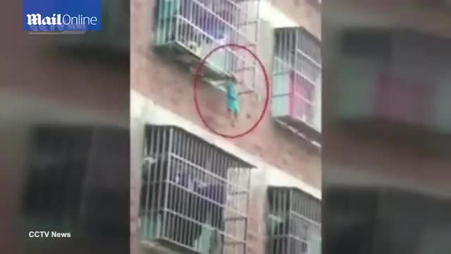 Video - Clip: Trượt chân, bé trai 4 tuổi bị treo lơ lửng ngoài 'chuồng cọp'