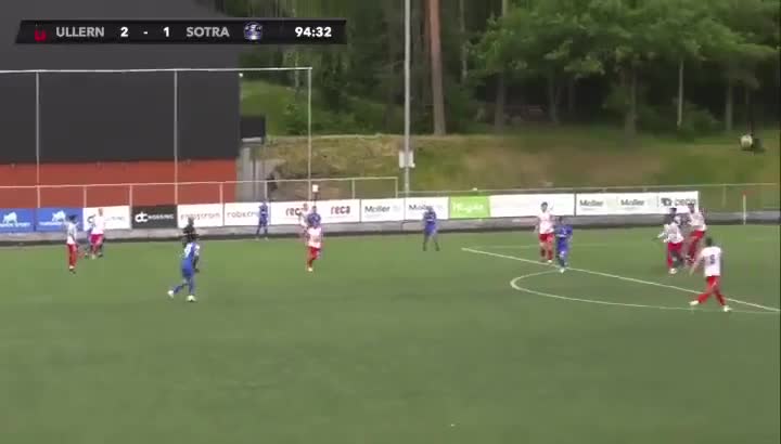 Video - Clip: Bỏ khung thành lên tấn công, thủ môn ghi bàn ngay phút chót
