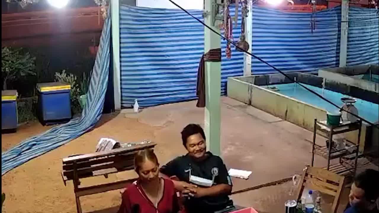 Video - Clip: Trộm ngang nhiên xông vào nhà dân cướp túi xách rồi bỏ chạy