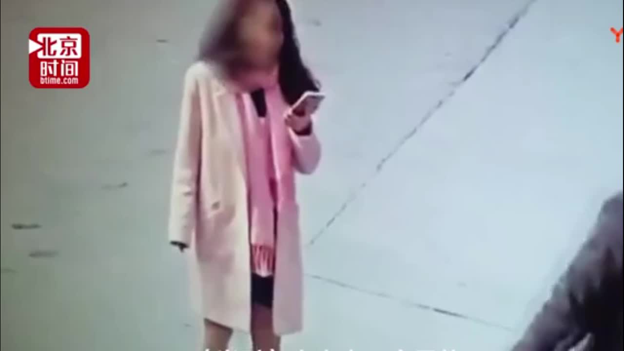 Video - Clip: Cô gái bị gã đàn ông đánh dã man trên phố và lý do gây sốc