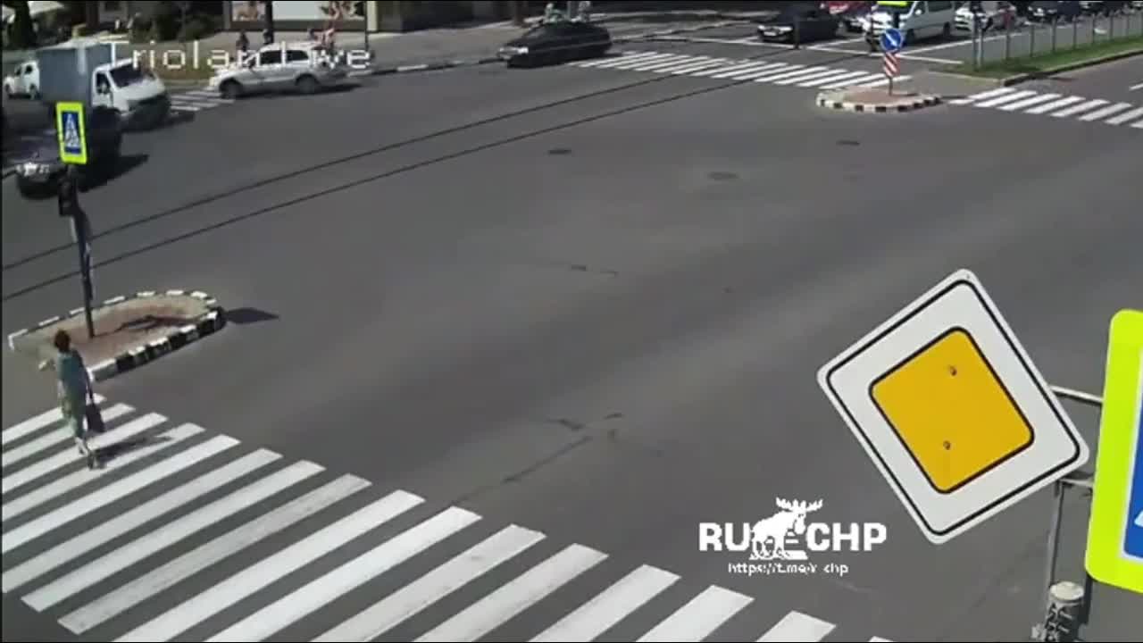 Video - Clip: Phóng tốc độ kinh hoàng, BMW tông rụng đầu xe tải ở ngã tư