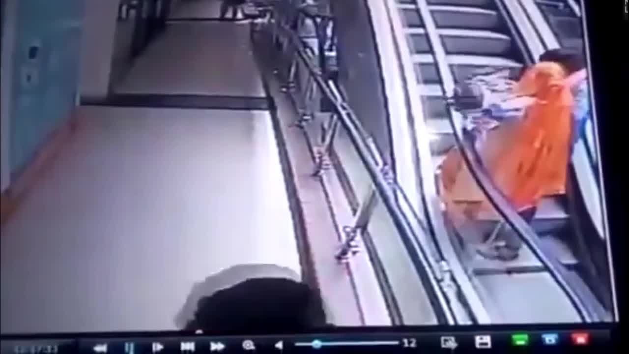 Video - Clip: Mải chụp ảnh trên thang cuốn, mẹ làm rơi con từ tầng 3 xuống đất