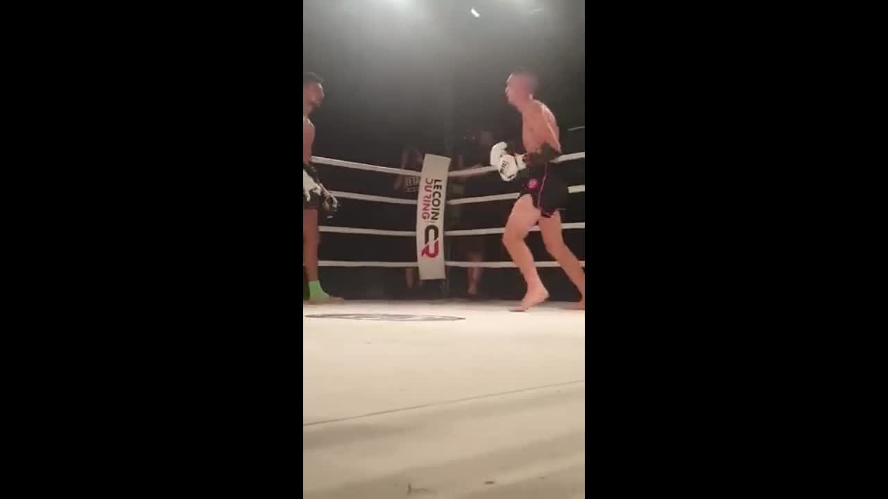 Video - Clip: Tung cú đá nhanh như chớp, võ sĩ khiến đối thủ bay khỏi sàn đấu
