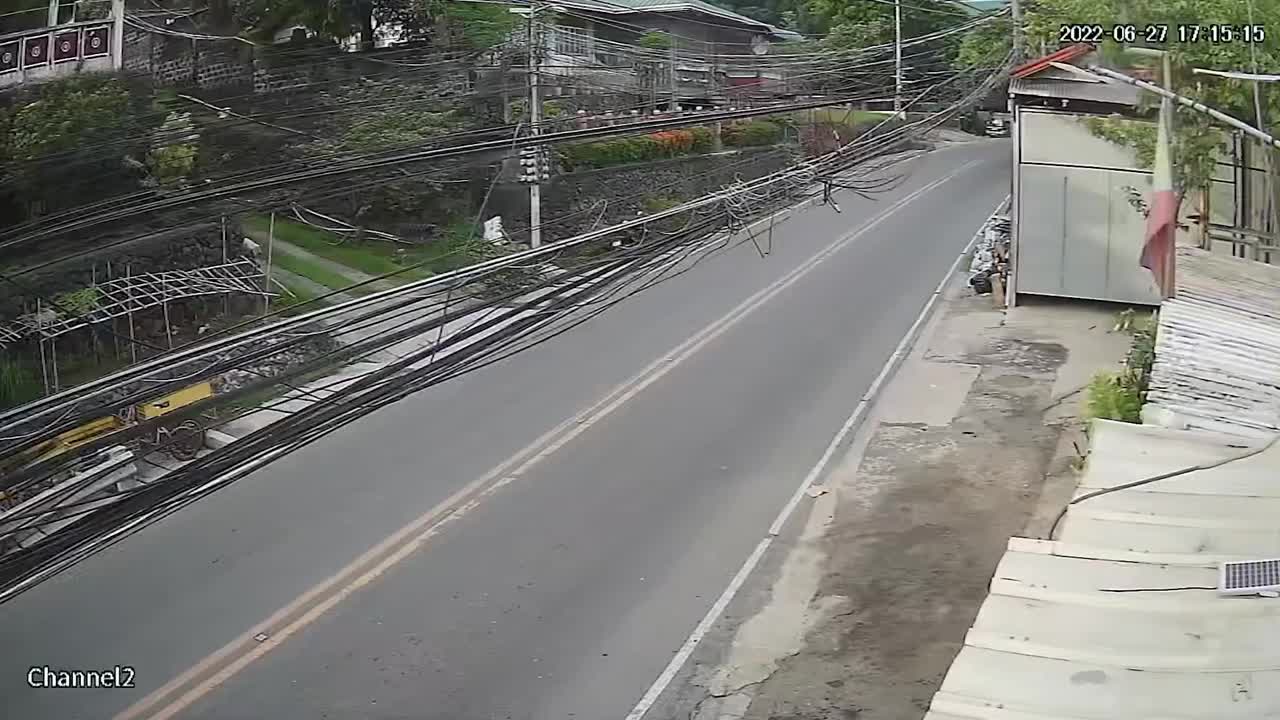 Video - Clip: Kinh hoàng khoảnh khắc xe tải chở bia lật nghiêng khi vào cua