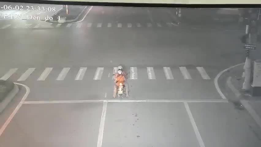 Video - Clip: Kinh hoàng khoảnh khắc ô tô tông trúng xe máy ở Bắc Giang