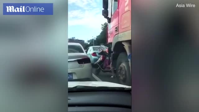Video - Clip: Tạt đầu xe tải, người phụ nữ đi xe máy thoát chết cực khó tin