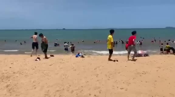 Đời sống - [Video] Tết Đoan Ngọ: Người dân 'xứ Nẫu' bất chấp nắng nóng ra biển 'xả xui'
