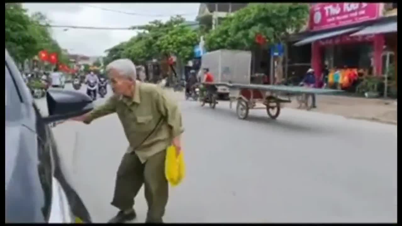 Dân sinh - Nghệ An: Trầm trồ cụ ông 83 tuổi dù đi còng vẫn tự lái ô tô đi chợ