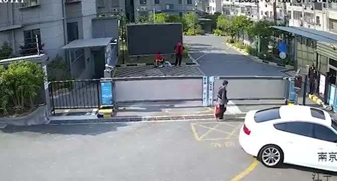 Video - Clip: Nữ tài xế tông vỡ barie, lùi hỏng 2 ô tô trong vòng 15 phút