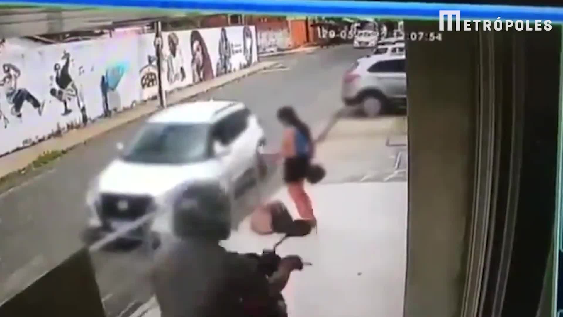 Video - Clip: Giật điện thoại của gái xinh, tên cướp nhận ngay cái kết bẽ mặt
