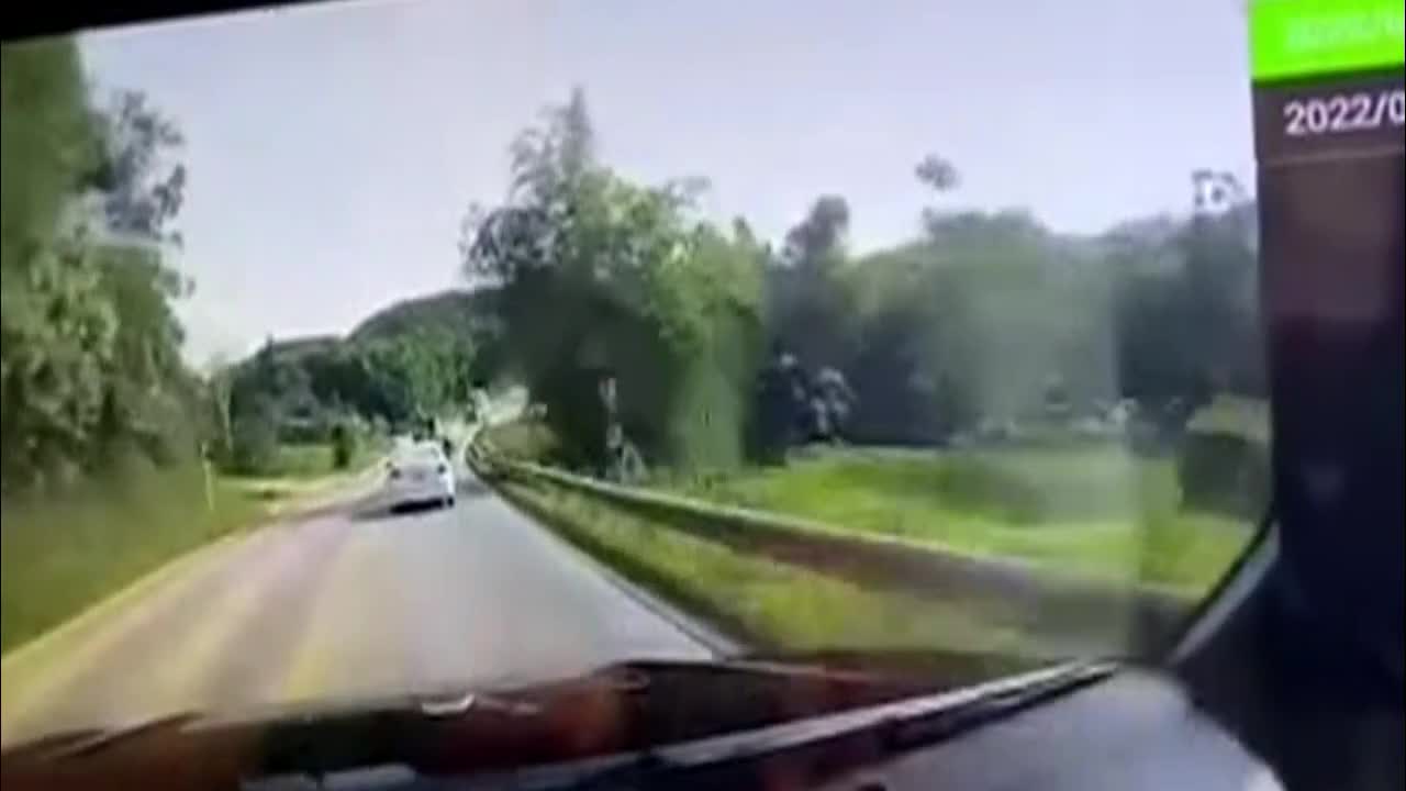 Video - Clip: Khoảnh khắc xe ben chạy lấn làn, đè trúng ô tô con ở Hòa Bình