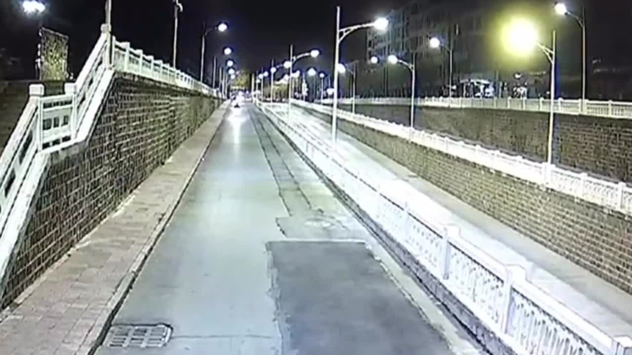 Video - Clip: Nhầm chân ga, ô tô lao thẳng vào tường như phim hành động